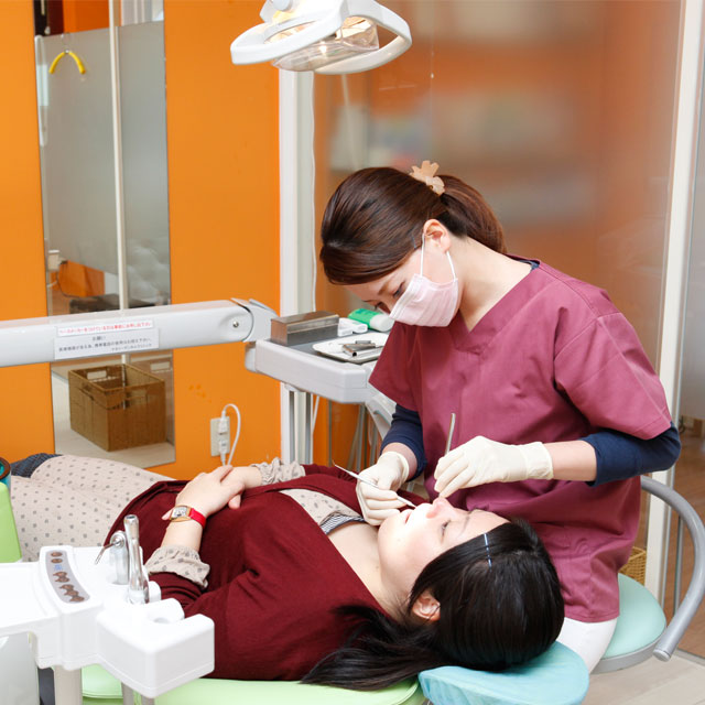 歯科治療する女性歯科医師